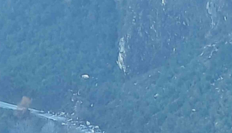 Aydın'da heyelan paniği! Büyük bir gürültü ile karayoluna yuvarlandı