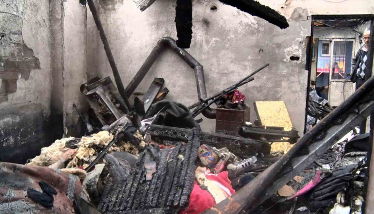 Evi yanan kadın 5 çocukla sokakta kaldı