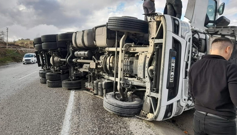 Tır kayganlaşan yolda devrildi: 1 yaralı