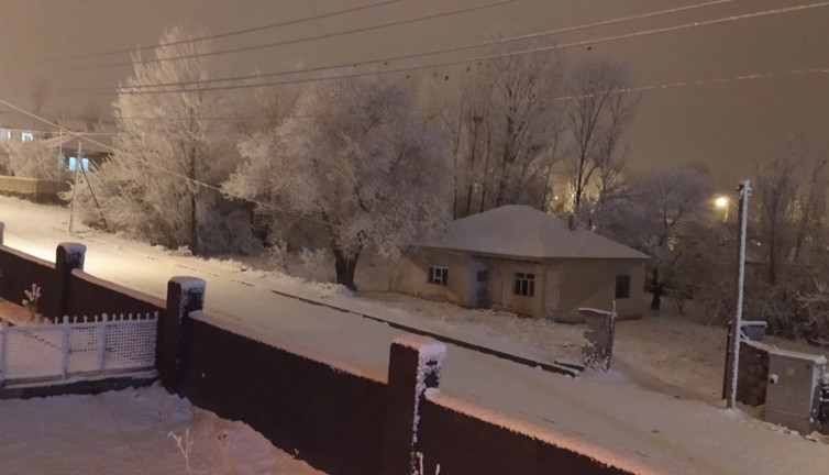 Van'da yoğun kar yağışı 27 yeri ulaşıma kapadı