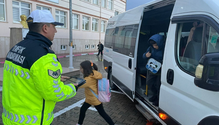 Kırklareli jandarması okul servis araçlarını denetledi