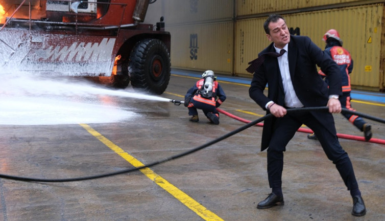 Yangınla mücadele eden itfaiye ekiplerine belediye başkanından destek