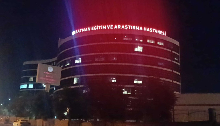 Televizyon kumandasını vermeyen ağabeyini sırtından bıçakladı