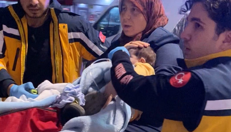 1,5 aylık bebeğin nefes borusuna mama kaçmıştı! Sağlık ekiplerinden hayat kurtaran müdahale