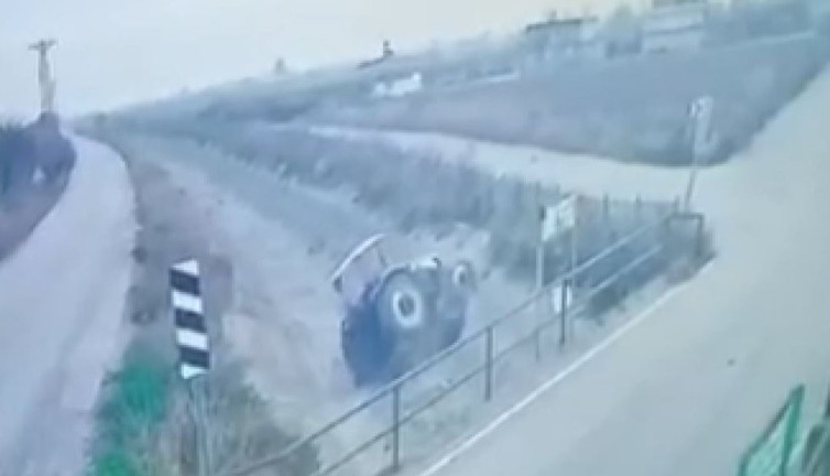 Kalp krizi geçiren sürücü, kullandığı traktörün altında kaldı