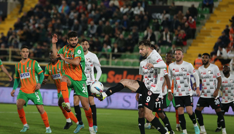 Alanyaspor üç puanı üç golle aldı
