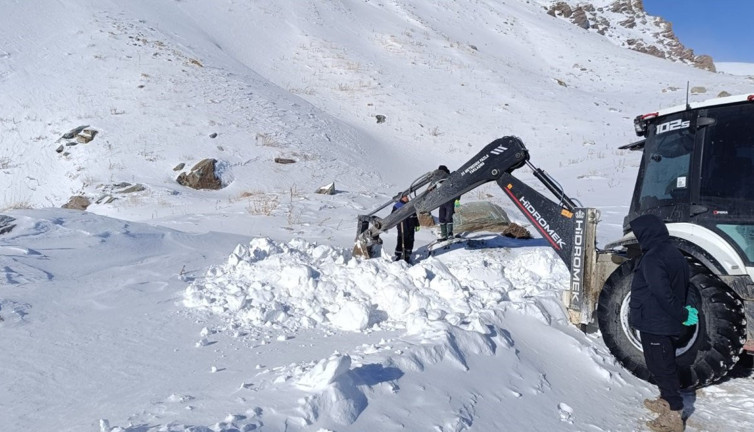 Hakkari 3 bin 500 rakımda zorlu mücadele