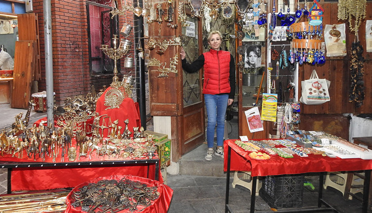 Gaziantep'te antikacı kadın babasının mirasını yaşatıyor