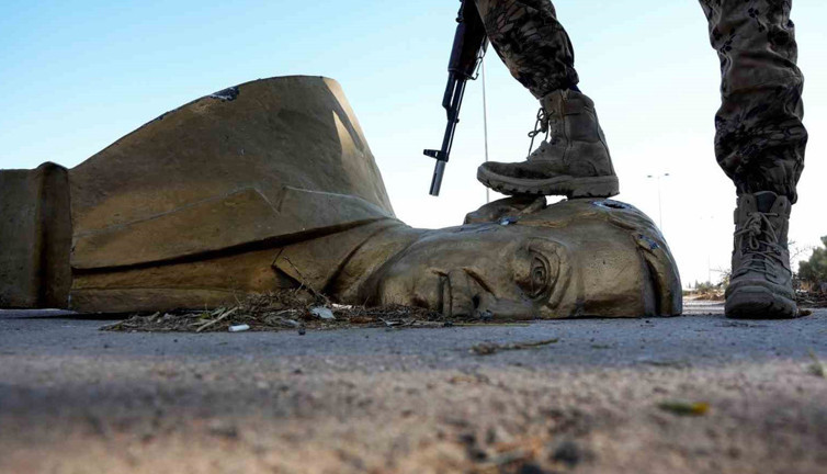 Suriye’de Esad'ın heykellerini yıkarak tarihe gömdüler