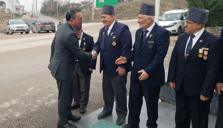 Gaziler o dağdaki dalgalanan bayrağı görmek için yola çıktılar