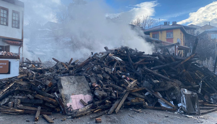 Çankırı'da tarihi konak küle döndü