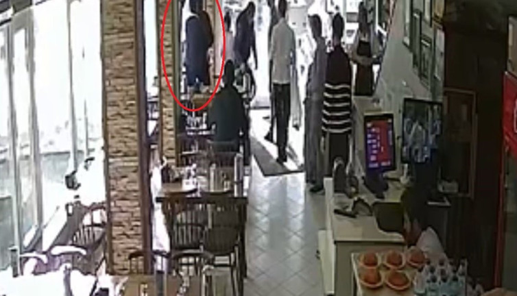 Kahraman garson! Boğulma tehlikesi geçiren müşteriyi heimlich manevrasıyla kurtardı