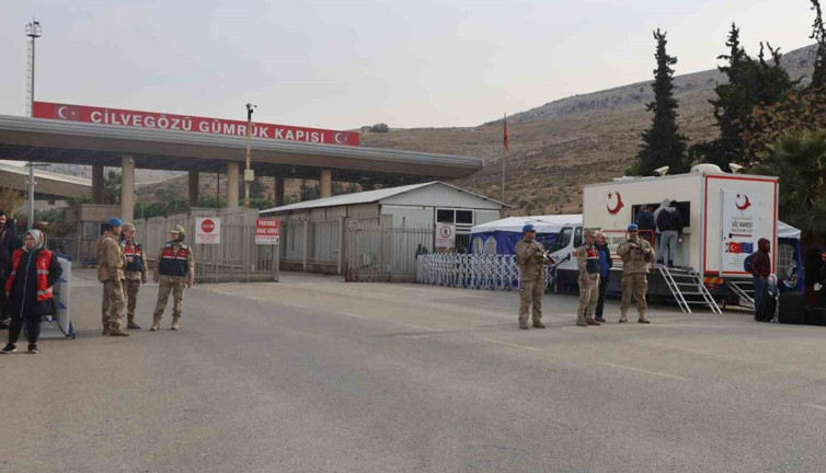 Ülkesine dönen Suriyeli İlyas: Başka ülkeler bir şey yapmadı, Türkiye her şeyi yaptı