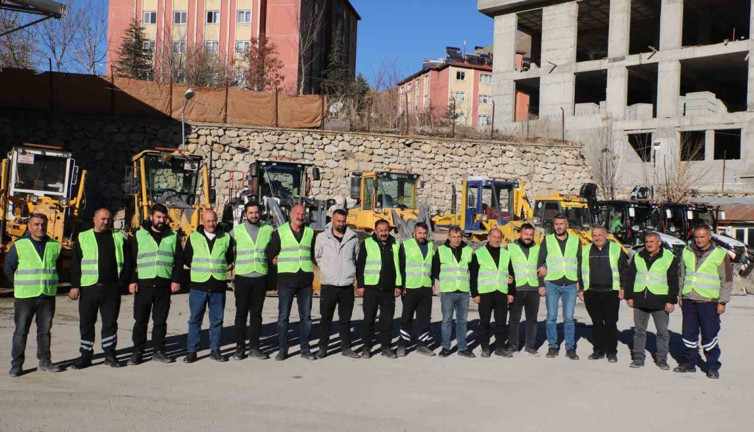 Hakkari belediyesi 90 personel ile karla mücadeleye hazır