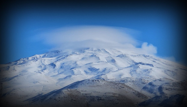 Süphan Dağı’nın zirvesinde bir anda belirdi! Dakikalarca kaldı, gören telefona sarıldı