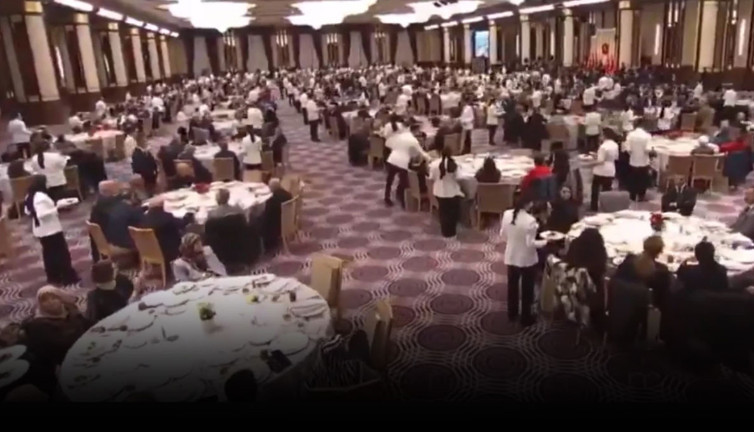 Geçim derdi yaşayan emekliye Saray'da 1 öğünlük ziyafet