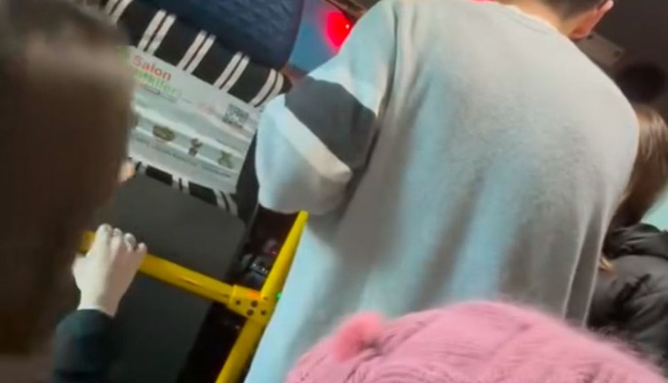 İstanbul Sarıyer'de minibüste ücret tartışması! Şoför kapıları kapattı kimseyi indirmedi