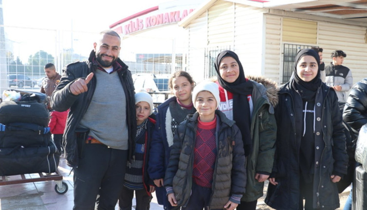 Suriyelilerin ülkelerine dönüş yolculuğu! Kilis Öncüpınar Gümrük Kapısı'na geldiler
