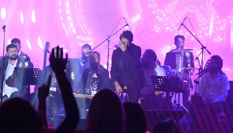 Annesinin ölümüyle yıkılmıştı! Mahsun Kırmızıgül sahnede gözyaşlarını tutamadı