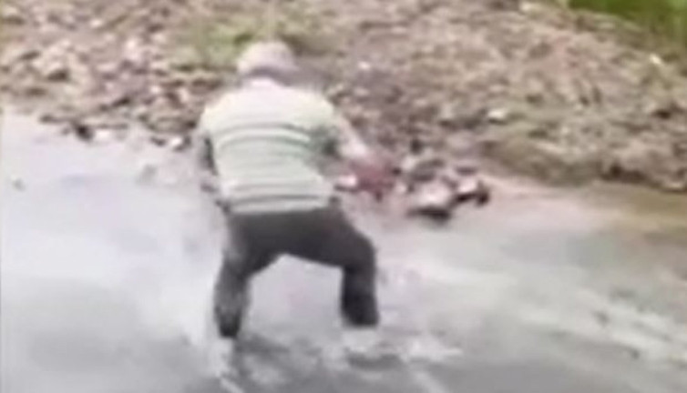 Artvin'de ceza yememek için soman balığını eliyle yakaladı