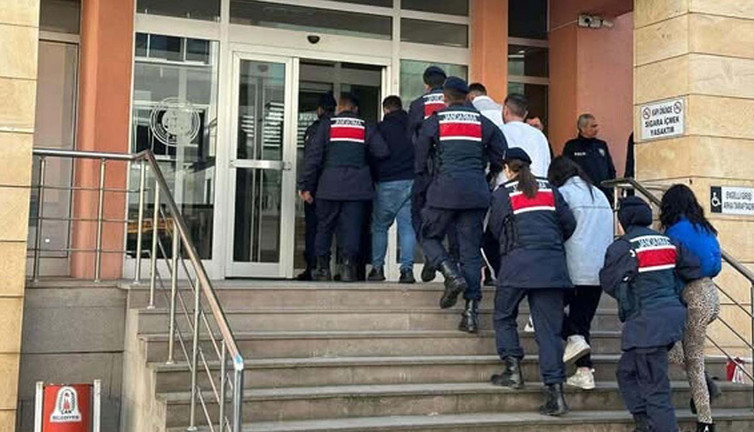 Çanakkale'de yaşlı kadını dolandıranlar yakalandı