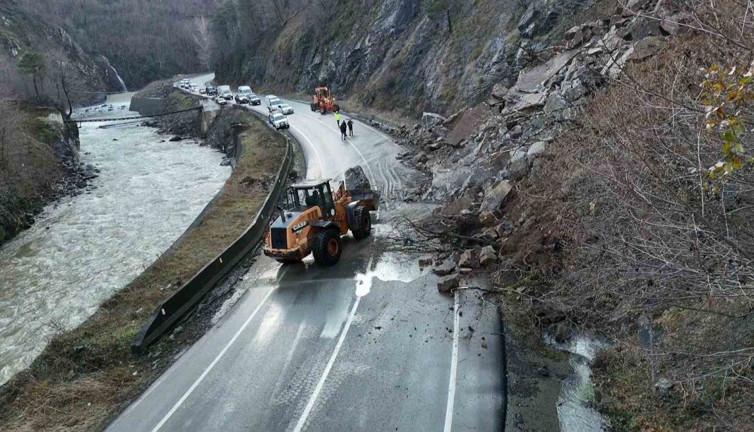Borçka-Hopa karayolu ulaşıma açıldı