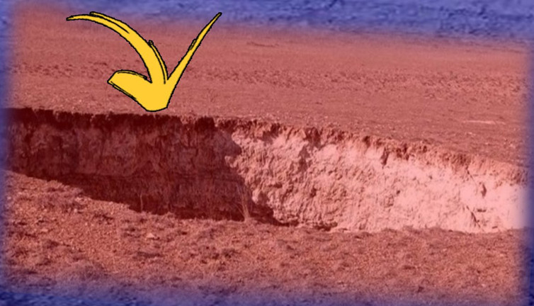 Konya’da çobanlar fark edip muhtara haber verdi! Dev obruk mahalleyi korkuttu: 13 metre derinliğinde, 15 metre çapında