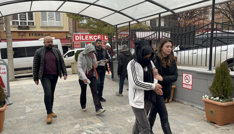 Tutuklanmamak için sürekli hamile kalıyor. 24 yaşında 4 çocuk annesi