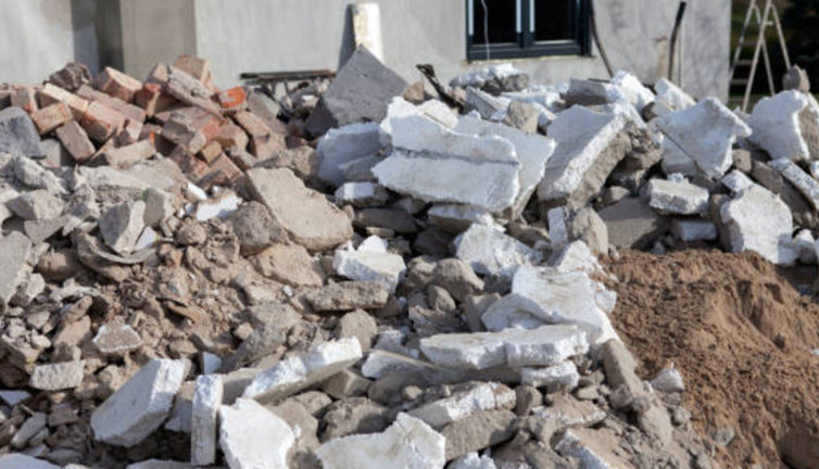 Denizli'de 6 katlı binadan molozların sokağa düşmesi güvenlik kamerasında