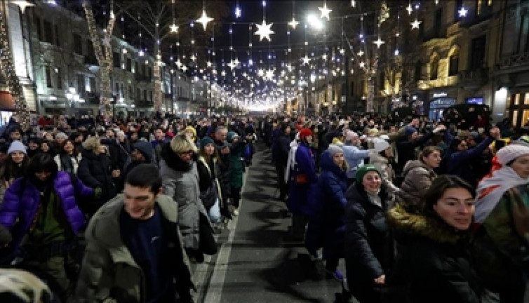 Gürcistan'da AB yanlısı binlerce kişi Tiflis sokaklarında yürüdü