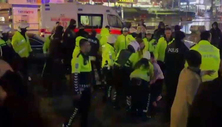 Polis aracına çarpan sürücünün yakınları polise saldırdı! 4 polis yaralandı