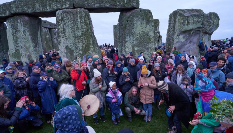 Kış gün dönümü Stonehenge'de binlerce kişi tarafından kutlandı