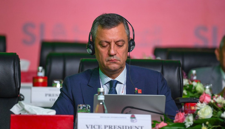 Özgür Özel Sosyalist Enternasyonal Konsey Toplantısı’na katıldı