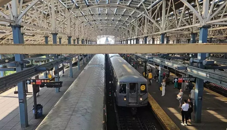 Metroda uyurken ateşe verilen kadın yaşamını yitirdi