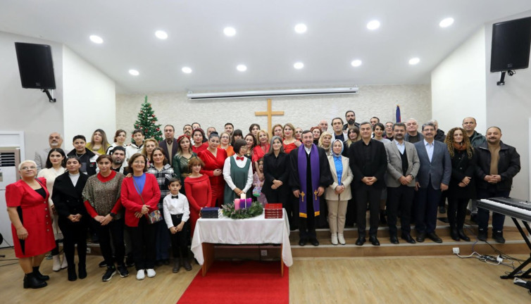 Van’da Noel kutlaması! Kilisedeki törene DEM’li belediye başkanları da katıldı