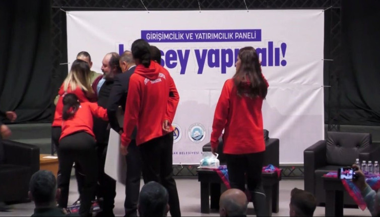 Ünlü işadamı Nevzat Aydın konuşma sırasında fenalaşarak hastaneye kaldırıldı