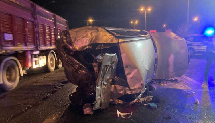 Refüje çarpan araç takla atarak karşı şeride geçti: 1 ölü, 2 yaralı