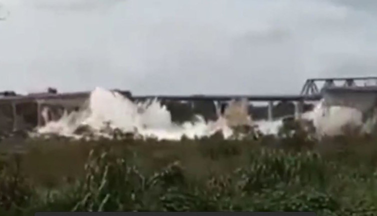 Dev köprü canlı yayında çöktü. Araçlar nehre uçtu