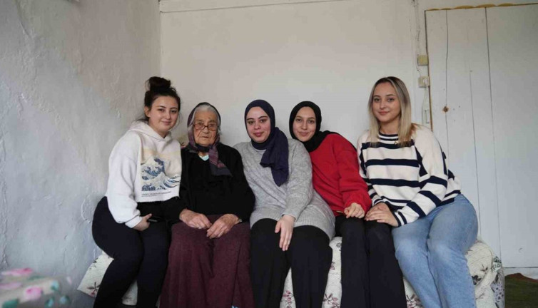 Öğrencilerden anne olamamış Hüsniye nineye duygulandıran dokunuş