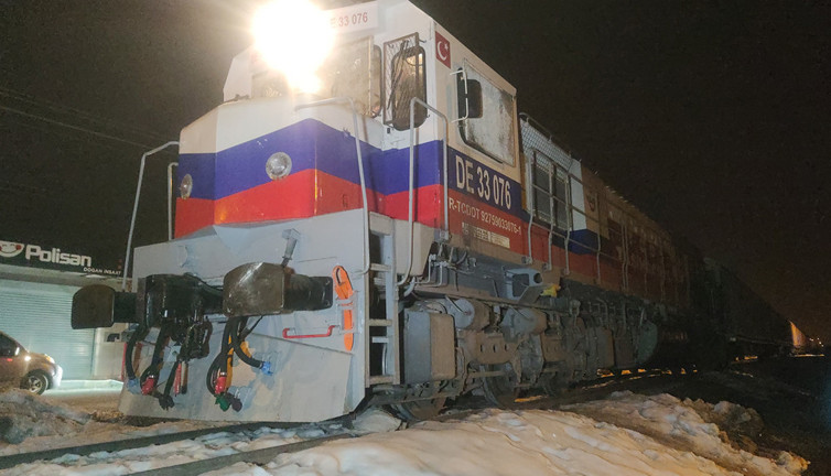 Hemzemin geçitte feci kaza: Tren otomobili 50 metre sürükledi