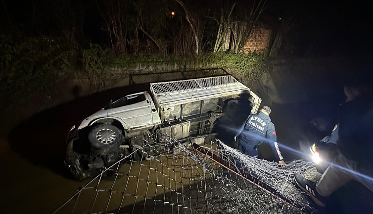 Tel örgüleri kırarak kanala uçtu: Sürücü kayıp