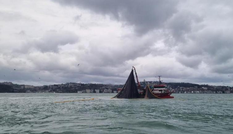 İstanbul Boğazı’nda korku dolu anlar! Balıkçı tekneleri akıntıya kapıldı