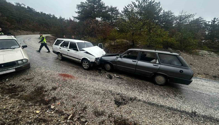 Kastamonu'da 2 otomobil kafa kafaya çarpıştı: 2 yaralı