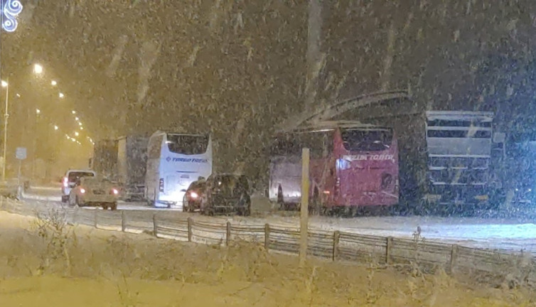 Ulaşıma kar engeli. Araçlar yolda kaldı