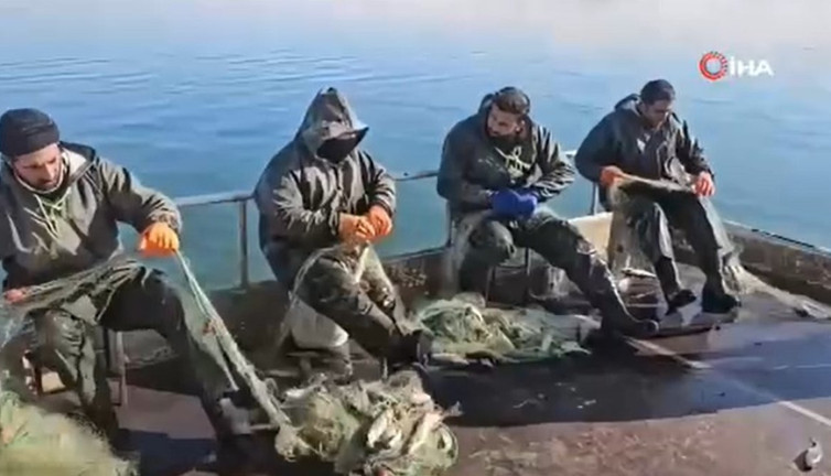 Van'da balıkçıların zorlu kış mesaisi