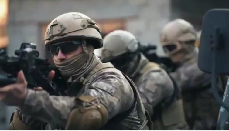 Hakkari özel harekat polislerinden nefes kesen tatbikat