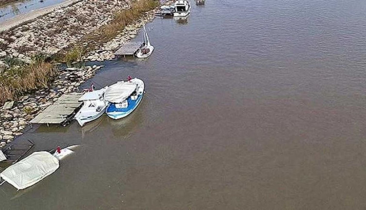 Peru’da dev dalgalar tekneleri batırdı