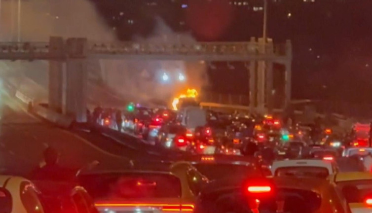 15 Temmuz Şehitler Köprüsü'nde araç yangını! Trafik uzadı gitti