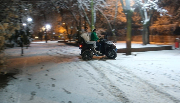 Erzincan’da ATV ile kar eğlencesi