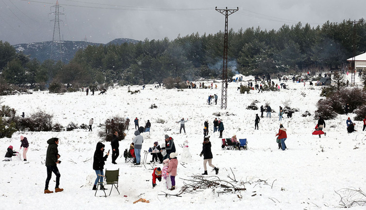 Muğla'da kar keyfi: Yılanlı Dağı'na akın edip piknik yaptılar